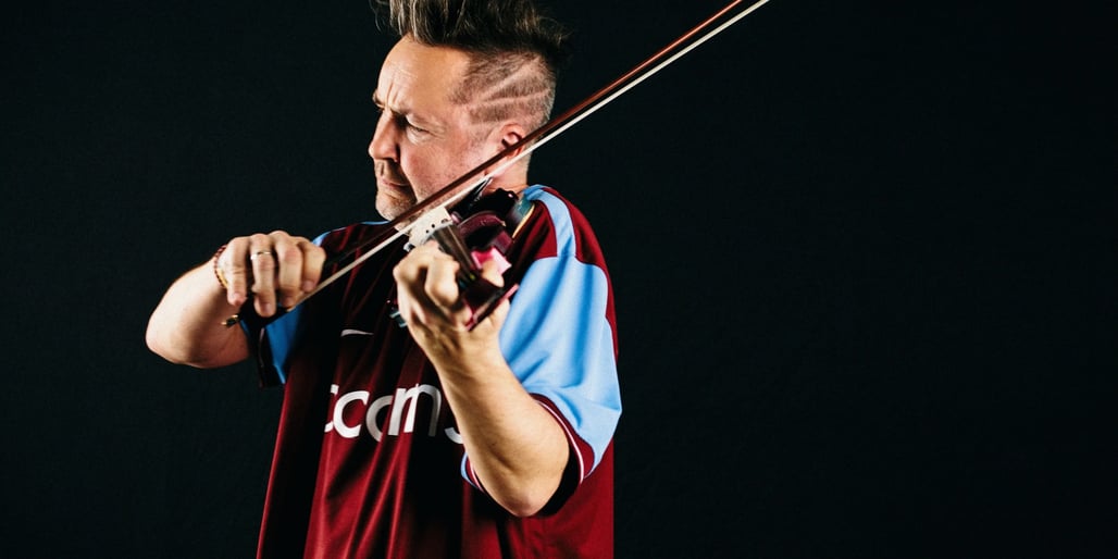 „Bachas – stebuklas, Paganini – nevykėlis“: į Vilnių atvykstantis Nigelis Kennedy nepraranda aštrumo