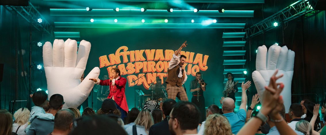 Svečius iš Indijos išlydėję „Antikvariniai Kašpirovskio dantys“ linksmins Lietuvos pajūrį
